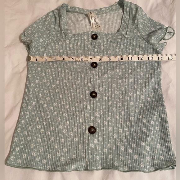 Heart and Arrow light green top with black/brown buttons. Size 14 - Picture 3 of 7